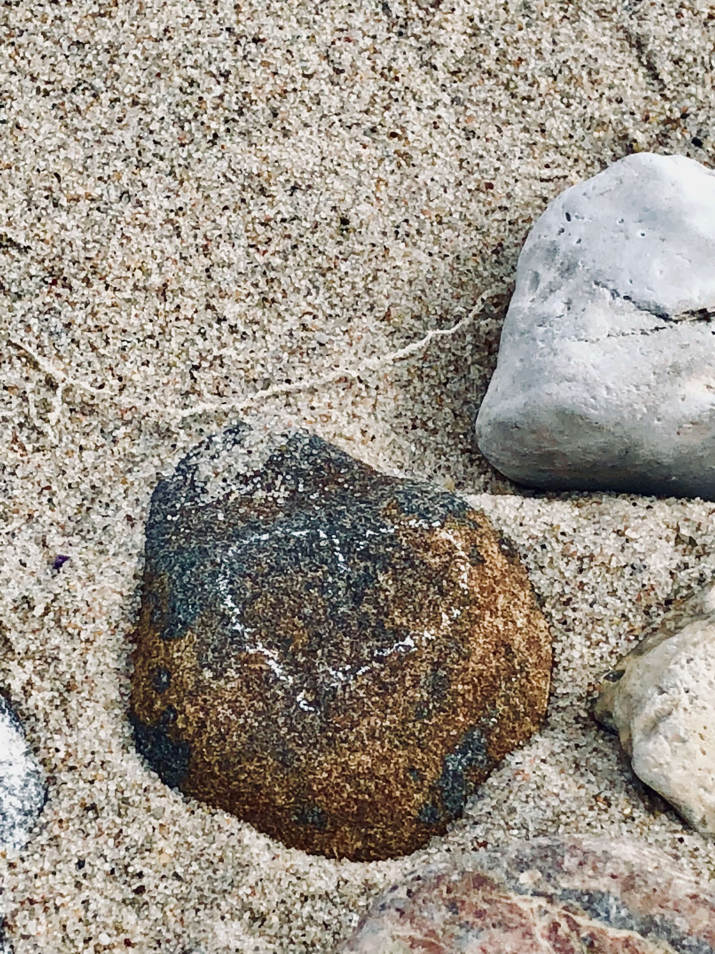 Hjerte tegnet på sten
